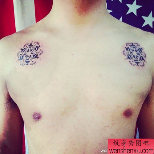 男生肩膀处流行经典的雪花纹身图案