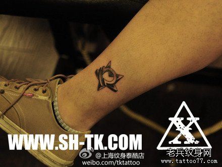 腿部小巧时尚的五角星与星座纹身图案