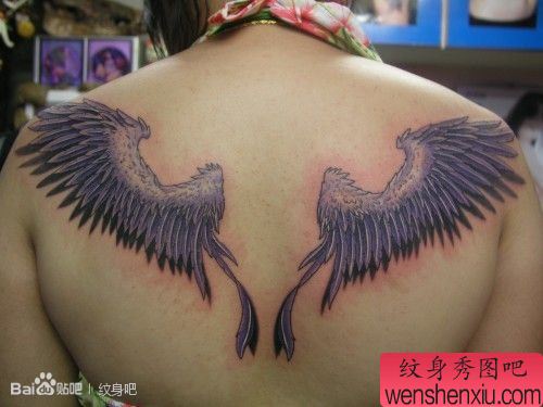 女生背部唯美时尚的翅膀纹身图案