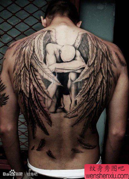 男性背部经典很酷的天使翅膀纹身图案