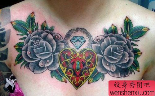 女生胸部流行经典的爱心锁与玫瑰花纹身图案