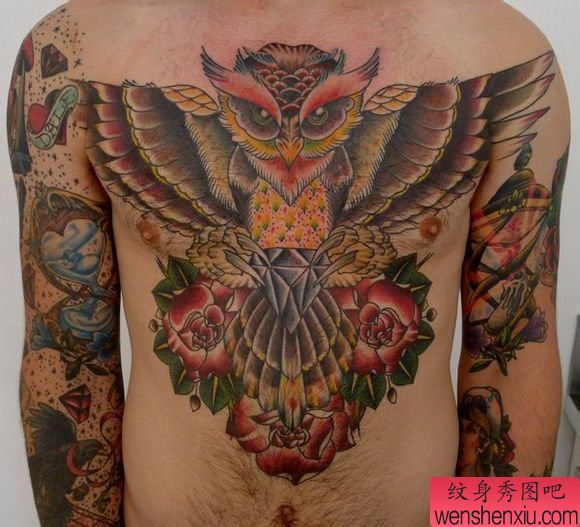 男性前胸超酷的old school猫头鹰纹身图案
