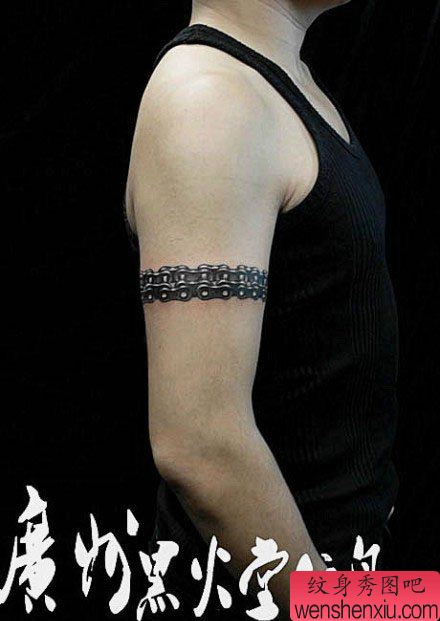 男生手臂帅气的铁链纹身图案