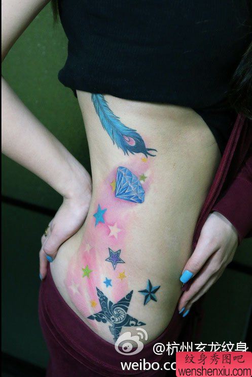 美女腰部流行精美的五角星与钻石纹身图案