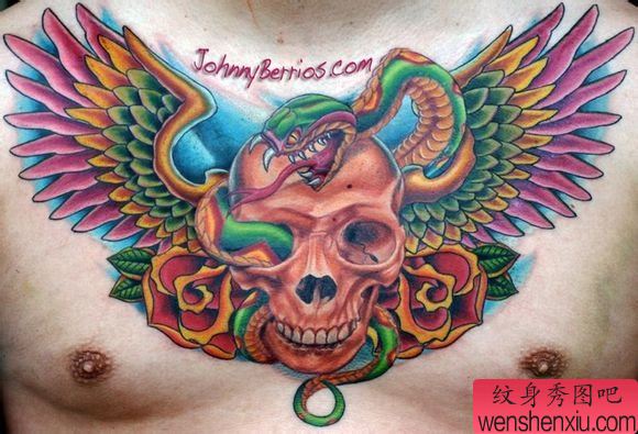 男性前胸霸气外漏的骷髅翅膀纹身图案