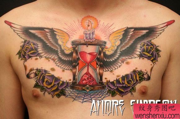 男性前胸帅气的沙漏翅膀纹身图案