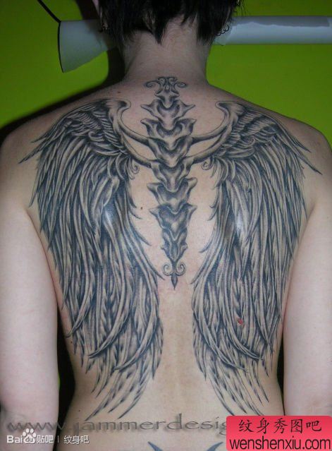 男生后背时尚帅气的翅膀纹身图案