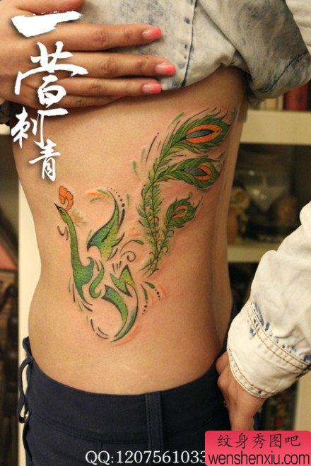 漂亮的女生腰部彩色图腾凤凰纹身图案