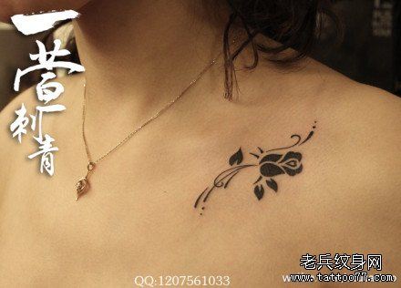 女生锁骨处流行小巧的图腾玫瑰花纹身图案