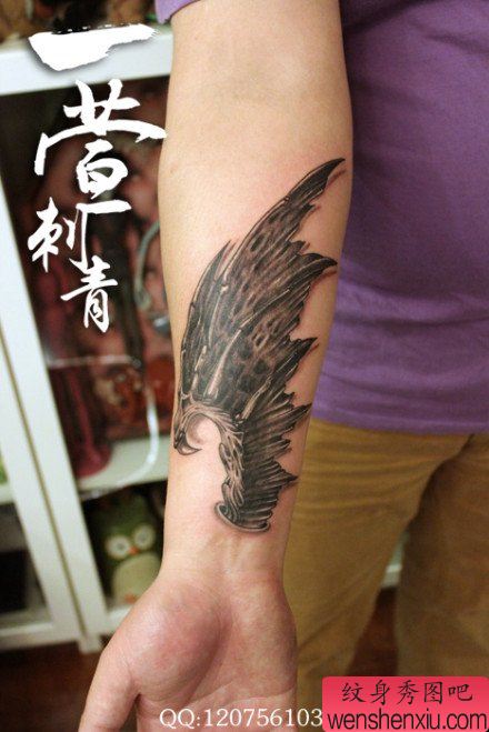 手臂唯美时尚的恶魔翅膀纹身图案