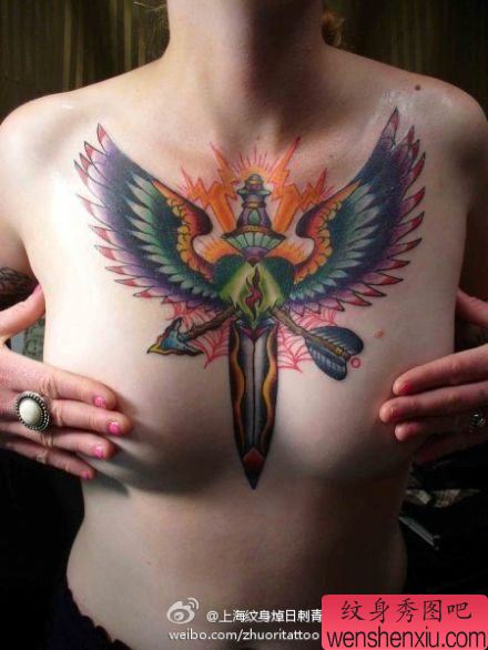 流行经典的女生胸部匕首翅膀纹身图案