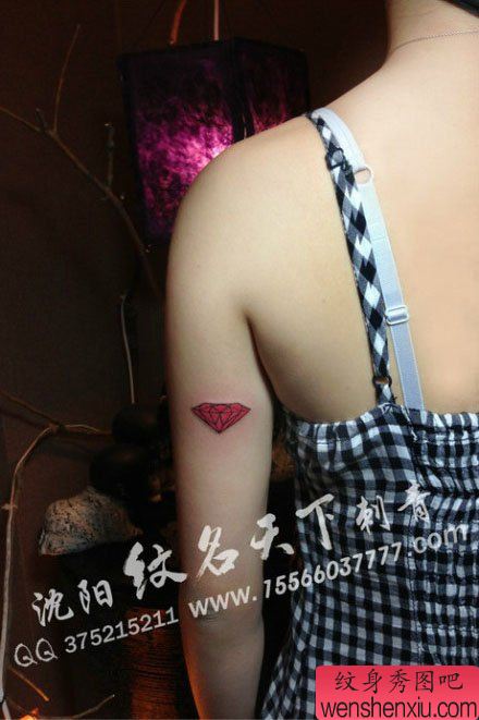 女生手臂唯美小巧的彩色钻石纹身图案