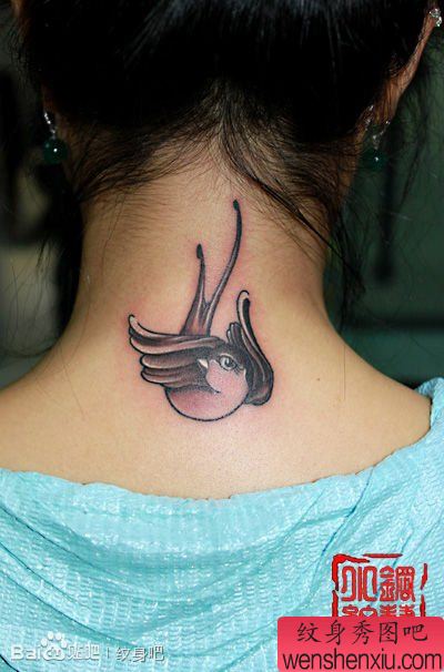 女生颈部小巧时尚的小燕子纹身图案