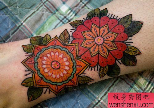 女生腿部漂亮流行的old school花卉纹身图案