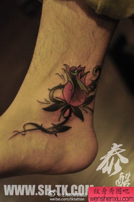 脚部小巧的new school玫瑰花纹身图案