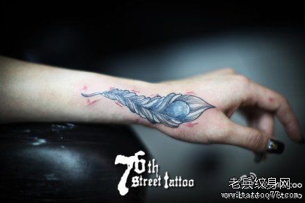 女生手部时尚流行的羽毛纹身图案