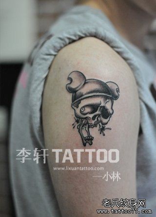 手臂小巧搞怪的骷髅纹身图案