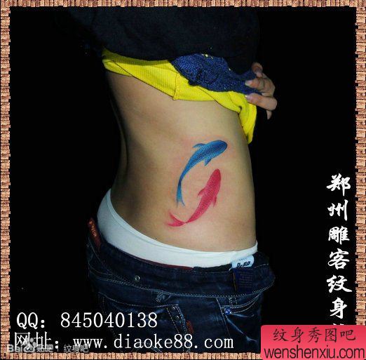 侧腰流行小巧的鲤鱼纹身图案