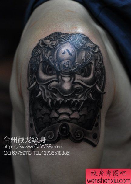 男性手臂超酷的狮头盔甲纹身图案