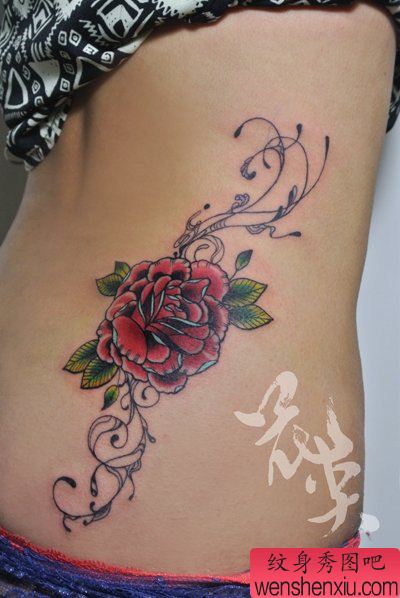 女生腰部唯美精美的玫瑰花纹身图案