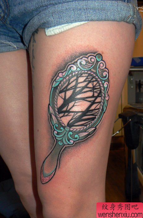 女生腿部经典好看的镜子纹身图案