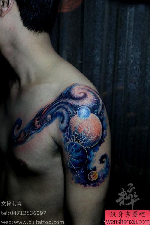 内蒙纹身作品展示一幅超酷的欧美半胛星空纹身图案