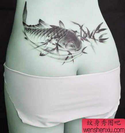 纹身秀图吧为你推荐一幅女性腰部水墨鱼纹身图案作品（图文）