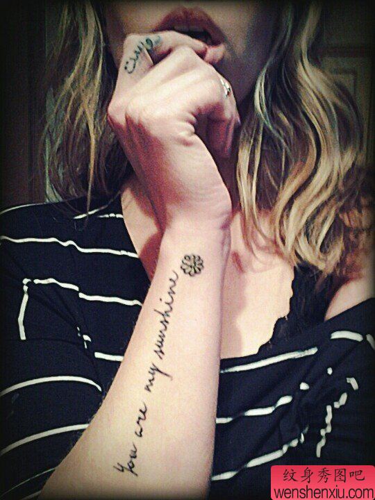 手臂英文字母纹身