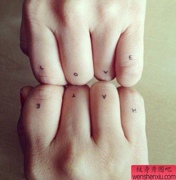 手指上一幅小清新版字母纹身