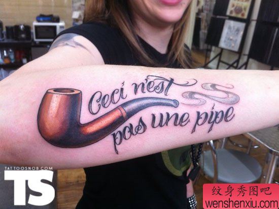 手臂烟斗字母纹身