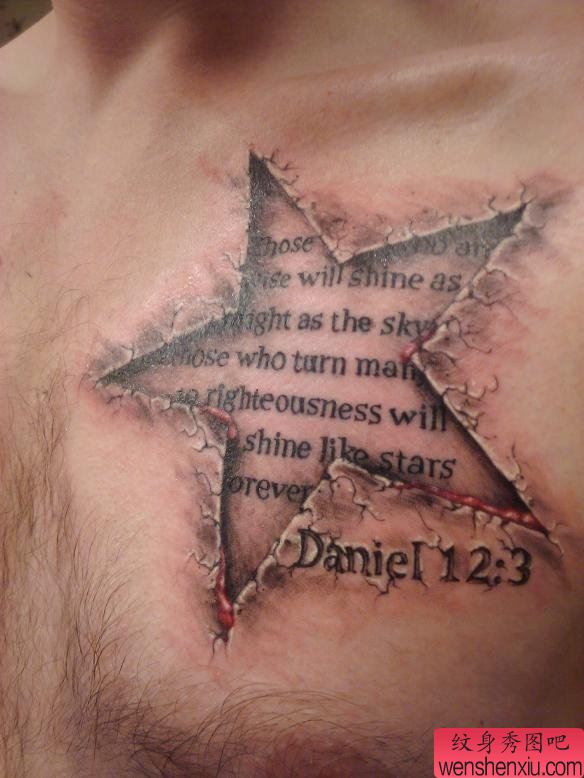 胸口烙印五角星英文字母纹身