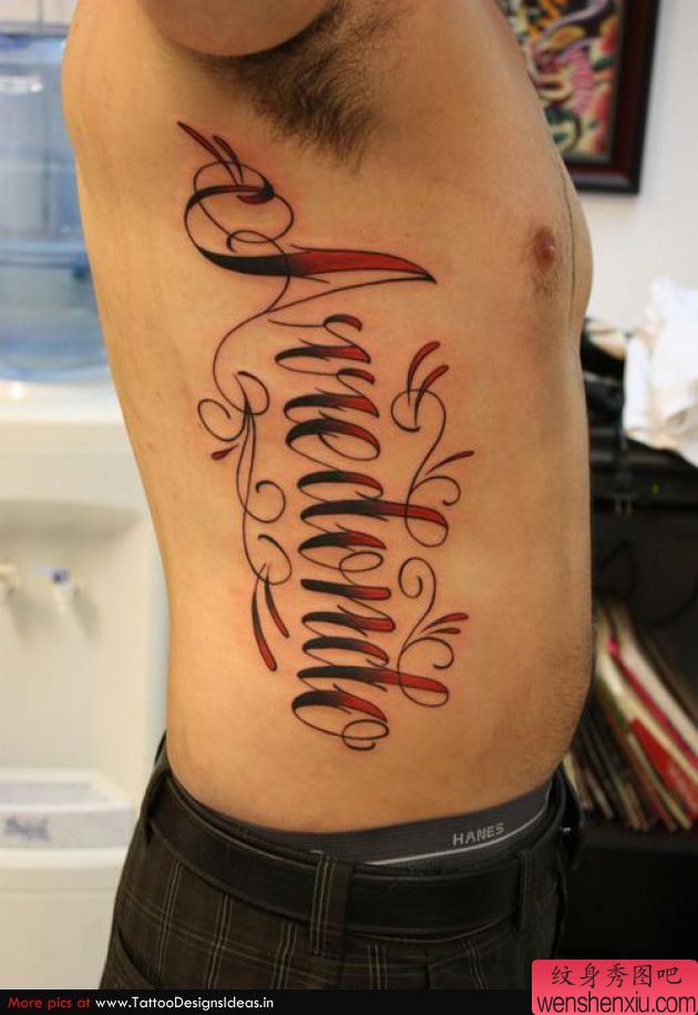 男性版侧腰花体字母纹身