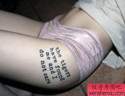 大腿英文字母纹身
