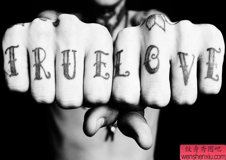 超酷的手指字母纹身