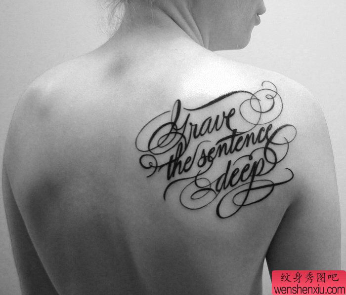肩背花体字母纹身欣赏