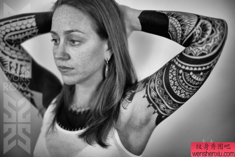 女性黑灰图腾双花臂纹身图案2