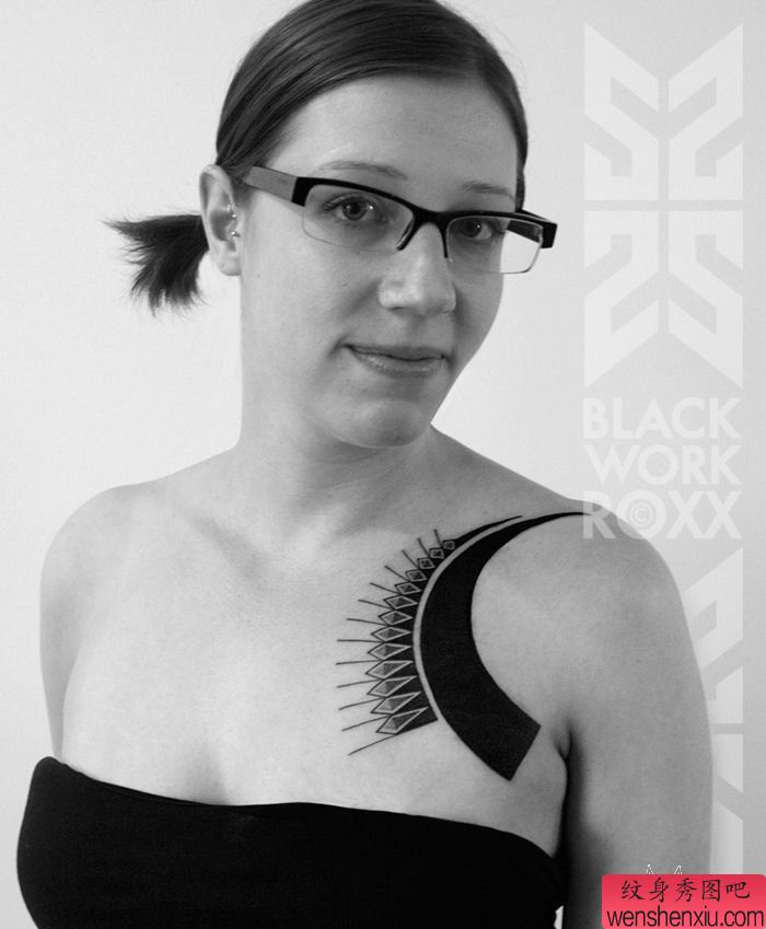 女孩的肩部简单黑灰纹身写真图片推荐