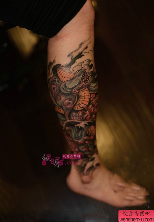 一幅很潮很流行的新传统眼镜王蛇小花腿纹身欣赏