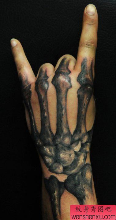 恐怖的手骨纹身图案作品图片