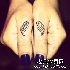 手指大拇指翅膀纹身图案作品图片
