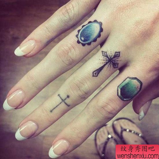 为您推荐手指纹身之十字架宝石纹身图案作品图片