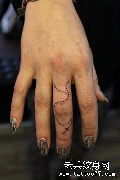 手指纹身之十字架吊坠纹身图案作品图片