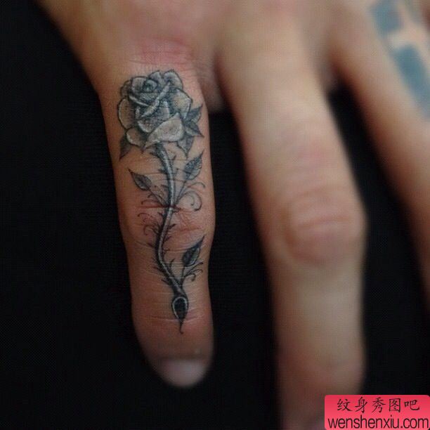 手指纹身之玫瑰花纹身图案作品图片欣赏