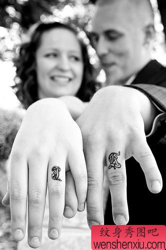一对恩爱的手指情侣英文字母纹身图案作品图片展示