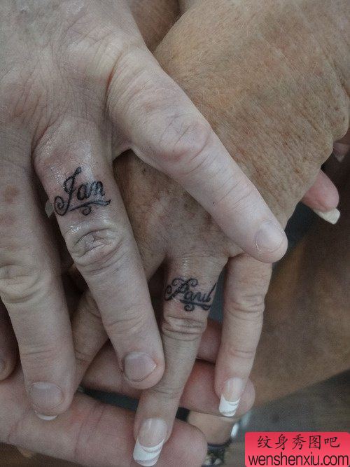 你可以用结婚情侣纹身戒指纹身来秀恩爱