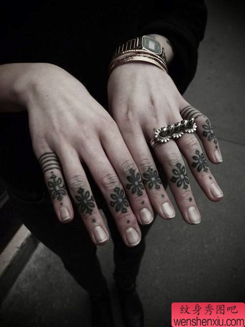 一幅酷的中国结手指纹身图案作品图片