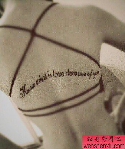 背部英文字母纹身