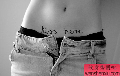 小腹英文字母纹身