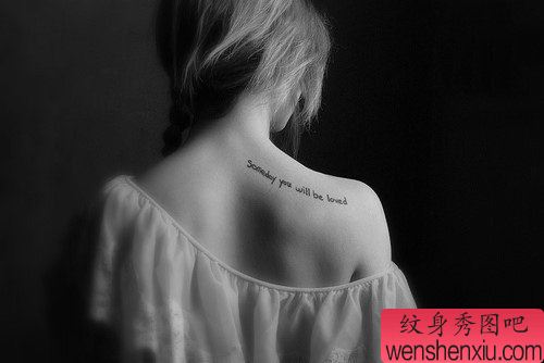 肩部英文字母纹身