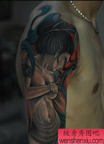 男人右肩部彩色日本艺妓纹身图案